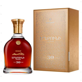 Бренди ARARAT Эребуни 30 лет выдержки в подарочной упаковке 0,7л 40%