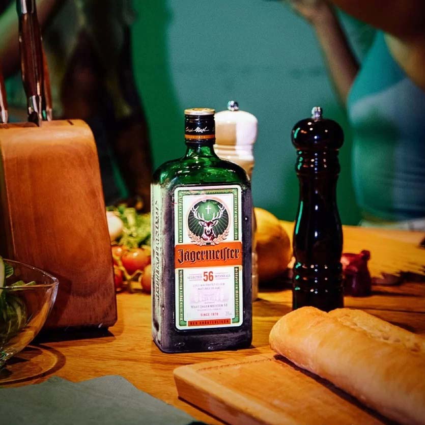 Ликер Jägermeister 0,7 л 35% + полигональные шоты купить