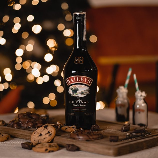Лікер Baileys 0,7л 17% у подарунковій упаковці + 2 мол.чашки в Україні