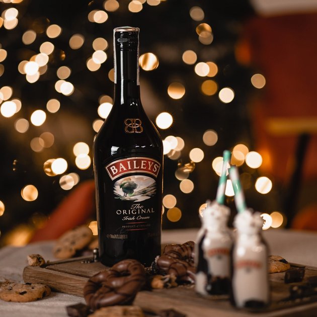 Лікер Baileys 0,7л 17% у подарунковій упаковці + 2 мол.чашки в Україні