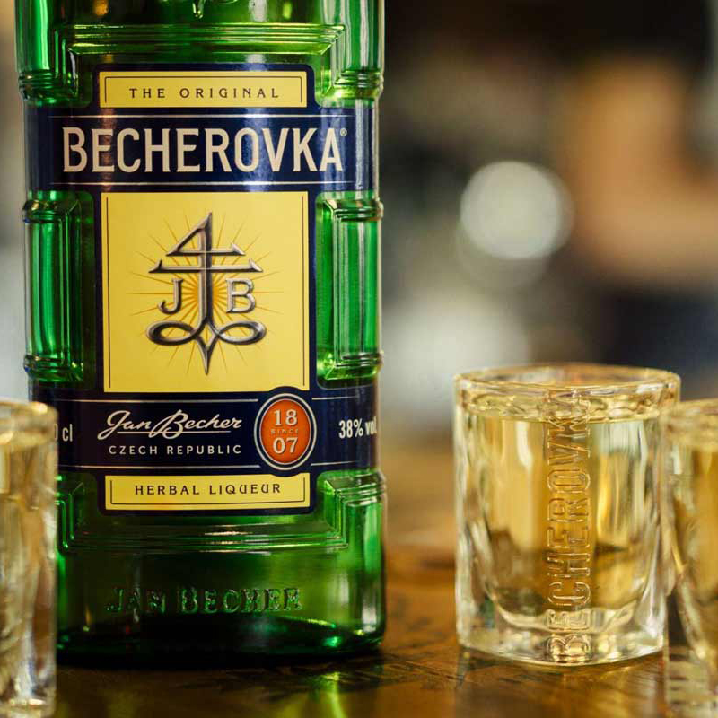 Набор Ликерная настойка на травах Becherovka 2л 38% + 6 стопок купить