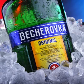 Набор Ликерная настойка на травах Becherovka 2л 38% + 6 стопок купить