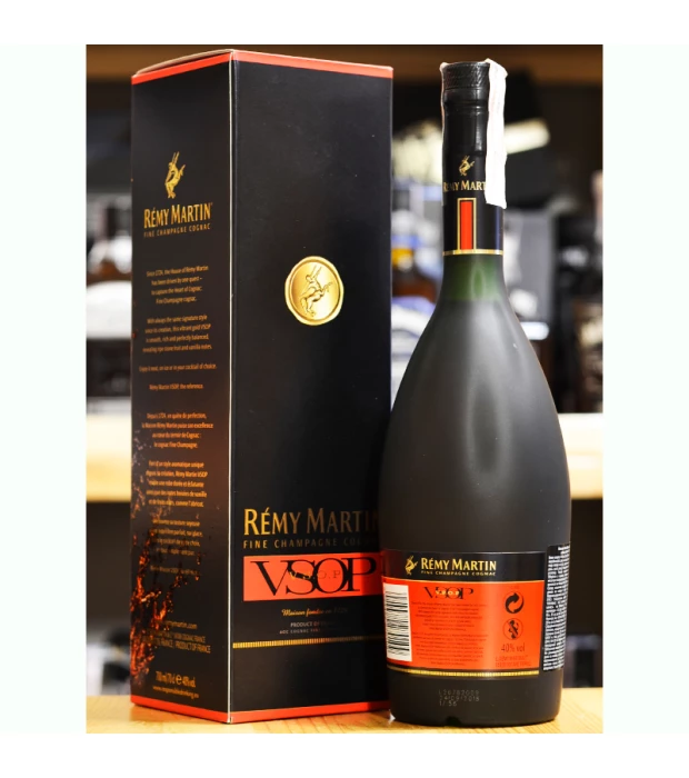 Коньяк Remy Martin VSOP 0,7 л 40% в подарочной упаковке купить