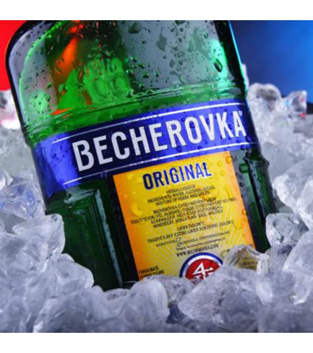 Ликер Becherovka набор 0,7л 38% + 1 металлическая чашка купить